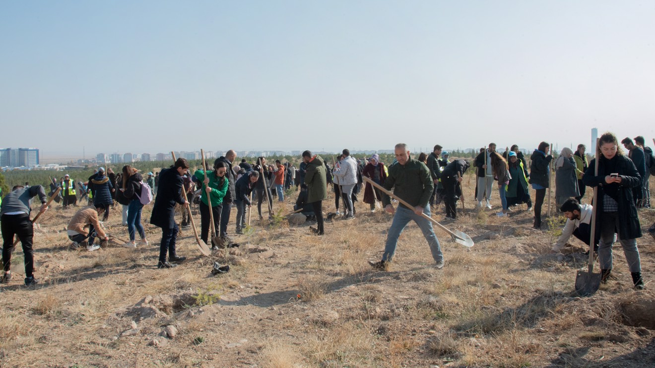 Selçuk Üniversitesi, Milli Ağaçlandırma Günü’nde 500 fidanı toprakla buluşturdu